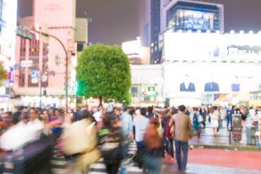 Şehir binası Shibuya Japonya ile iş bölgesinde yürüyen bulanık insanlar