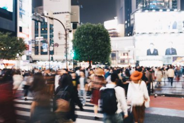 Şehir binası Shibuya Japonya ile iş bölgesinde yürüyen bulanık insanlar