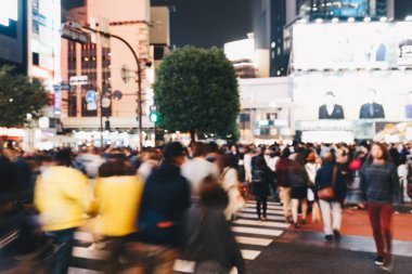 Şehir binası Shibuya Japonya ile iş bölgesinde yürüyen bulanık insanlar