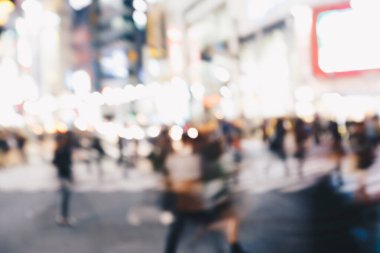 Şehir binası Shibuya Japonya ile iş bölgesinde yürüyen bulanık insanlar