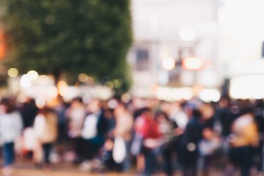 Şehir binası Shibuya Japonya ile iş bölgesinde yürüyen bulanık insanlar
