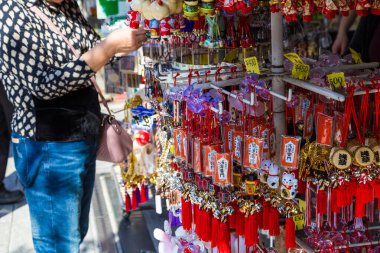 ASAKUSA, TOKYO, JAPAN - 20 Ekim 2016: Asakusa 'daki Nakamise alışveriş caddesinde güneşli bir günde eğlenen turistler Tokyo' nun en popüler yerlerinden Asakusa 'daki Sensoji Tapınağı' na bağlanıyorlar.