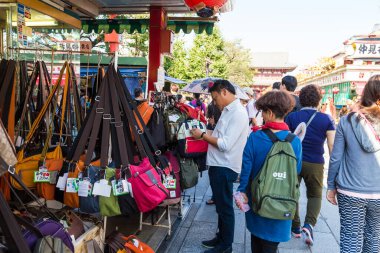 ASAKUSA, TOKYO, JAPAN - 20 Ekim 2016: Asakusa 'daki Nakamise alışveriş caddesinde güneşli bir günde eğlenen turistler Tokyo' nun en popüler yerlerinden Asakusa 'daki Sensoji Tapınağı' na bağlanıyorlar.