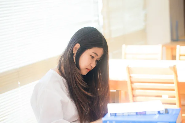 Glücklich Asiatische Studentin Junge Frau Denken Mit Buch Bibliothek Sitzt — Stockfoto