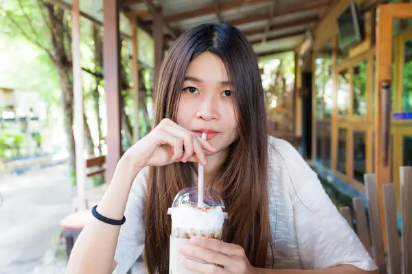 Schöne Hipster Studentin Mit Laptop Und Kaffee Trinken Café — Stockfoto