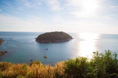 Doğa deniz manzaralı dağ adası sahil turkuvaz su mavi gökyüzü yeşil ağaç ormanı Phuket Tayland