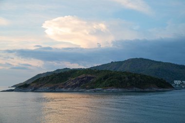 Doğa deniz manzaralı dağ adası sahil turkuvaz su mavi gökyüzü yeşil ağaç ormanı Phuket Tayland