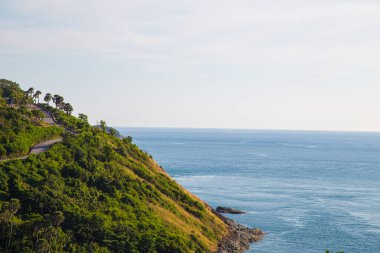 Doğa deniz manzaralı dağ adası sahil turkuvaz su mavi gökyüzü yeşil ağaç ormanı Phuket Tayland