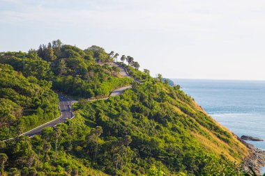 Doğa deniz manzaralı dağ adası sahil turkuvaz su mavi gökyüzü yeşil ağaç ormanı Phuket Tayland