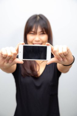 Güzel Asyalı kadın beyaz arka planda boş akıllı telefon ekranı göster medya konseptini uydur