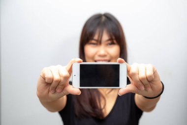 Güzel Asyalı kadın beyaz arka planda boş akıllı telefon ekranı göster medya konseptini uydur