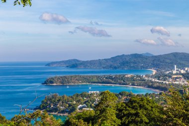Tayland 'ın Phuket Adası' nın güneyindeki Karon Körfezi egzotik deniz suyu Chalong Körfezi