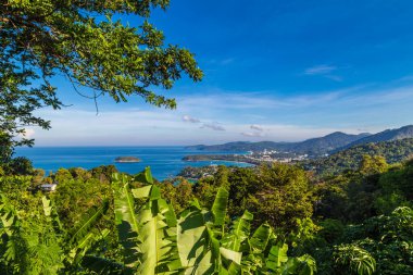 Tayland 'ın Phuket Adası' nın güneyindeki Karon Körfezi egzotik deniz suyu Chalong Körfezi
