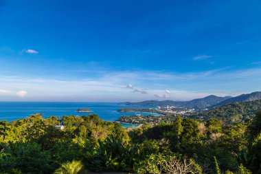 Tayland 'ın Phuket Adası' nın güneyindeki Karon Körfezi egzotik deniz suyu Chalong Körfezi