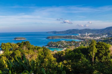 Tayland 'ın Phuket Adası' nın güneyindeki Karon Körfezi egzotik deniz suyu Chalong Körfezi