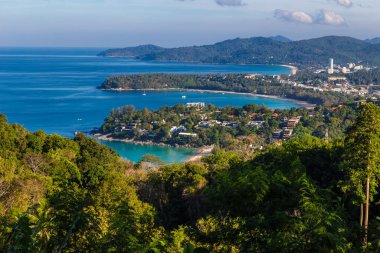 Tayland 'ın Phuket Adası' nın güneyindeki Karon Körfezi egzotik deniz suyu Chalong Körfezi