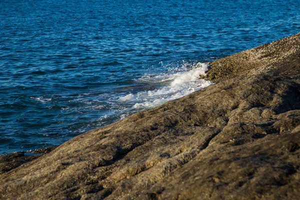 Морська Хвиля Бризкає Кам Янистому Пляжі Сонячний День Світанку Схід — стокове фото