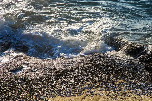 Mare Onda Spruzzata Sulla Spiaggia Rocciosa Giorno Sole Mattina Alba — Foto Stock