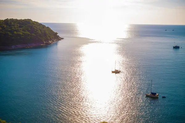 Doğa deniz manzaralı dağ adası sahil turkuvaz su mavi gökyüzü yeşil ağaç ormanı Phuket Tayland