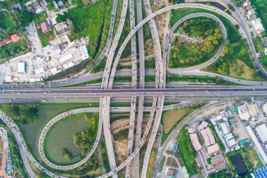 Hava görüntüsü kavşağı araba ve bina ile kesişiyor, ulaşım kavramı