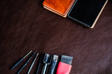 Hakiki deri cüzdan yapan bir alet. Sığır derisi üzerinde işçilik atölyesi.