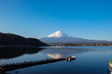 Kar mavisi gökyüzü arkaplanlı Fuji dağı bahar zamanı