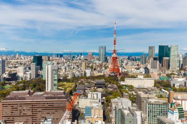 Tokyo Kulesi, slong modern bina güneşli mavi gökyüzü günü, Japonya