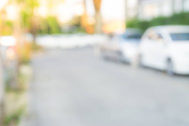 Soyut bulanık açık hava modern otopark arka planı yeşil ağaçla