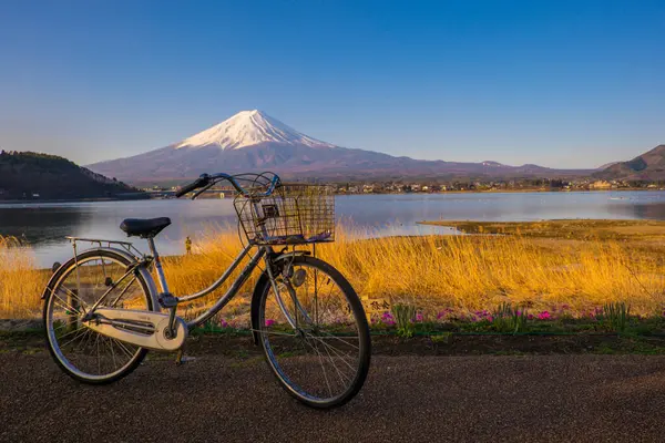 Aparcamiento Para Bicicletas Lago Kawaguchiko Vista Montaña Con Nieve Imagen de stock