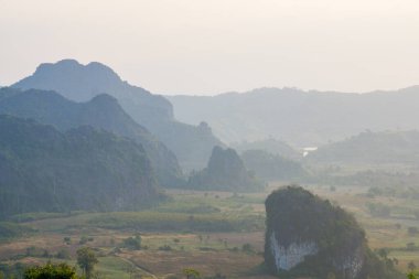 Dağda gün doğumu sisli, doğa manzaralı.