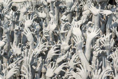 Buda tapınağındaki bir çok beyaz el heykelinin heykelcisiyim.