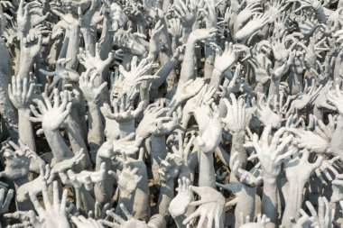 Buda tapınağındaki bir çok beyaz el heykelinin heykelcisiyim.