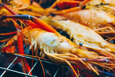 Nehir karidesleri ocakta ızgara, deniz ürünleri objesi