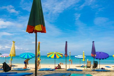 Şemsiyeli deniz plajı ve insanlar yaz tatili, Phuket Tayland