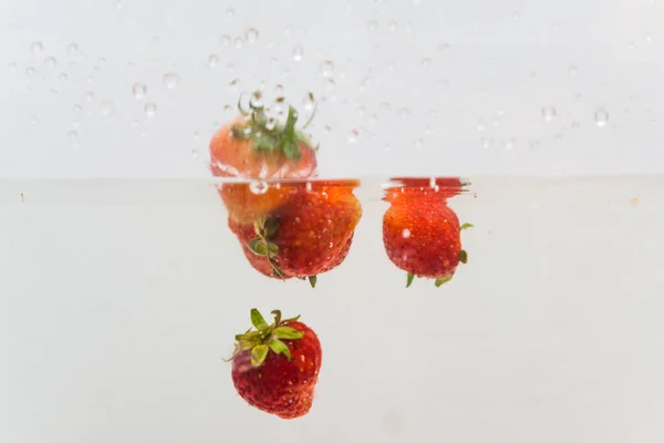 Salpicos Frutas Morango Vitamina Água Sobre Fundo Branco — Fotografia de Stock