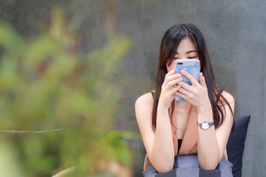 Kafede oturan iş kadınlarının telefon mesajlaşması, iş teknolojisi