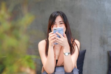Kafede oturan iş kadınlarının telefon mesajlaşması, iş teknolojisi