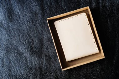 El yapımı deri cüzdan. Sebze, bronzlaşmış deri üst görünüm.