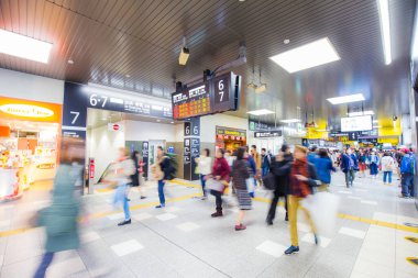 Hareket, Kyoto Japonya 'daki tren istasyonunda hareket eden insanları bulanıklaştırdı.