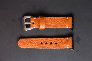 Siyah arka planda akıllı saati olan hakiki deri saat kayışı.