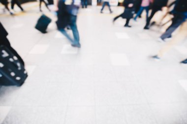 Hareket, Kyoto Japonya 'daki tren istasyonunda hareket eden insanları bulanıklaştırdı.