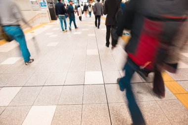 Hareket, Kyoto Japonya 'daki tren istasyonunda hareket eden insanları bulanıklaştırdı.