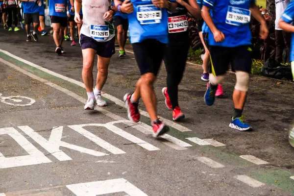 Grupp Människor Maraton Kör Aktivitet Människor Fötter — Stockfoto