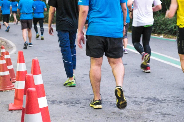 一组人马拉松赛跑活动人们的脚 — 图库照片