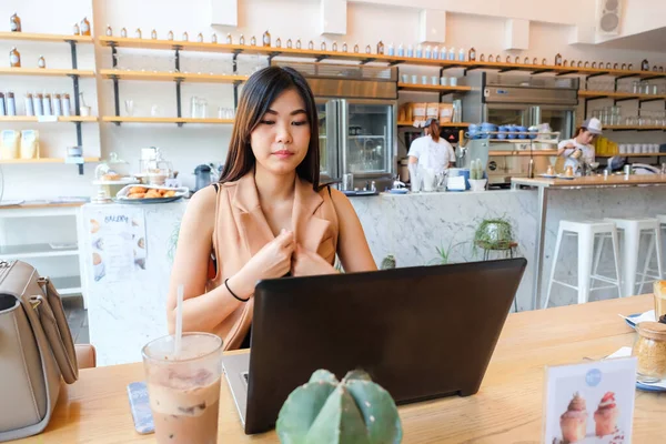 Женщины Азиатского Бизнеса Используют Ноутбук Современном Кафе — стоковое фото