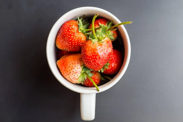 Fresh Strawberry Bowl Black Plate Top View — Stock Photo, Image