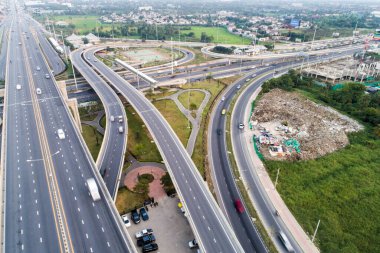 Şehir taşımacılık yolu köy havadan görüntüsü etrafında araç hareketi ile