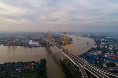 Bhumiphol Köprüsü 'nde 2,5 duman var. Bangkok' taki Chaopraya Nehri karadan geçiyor.