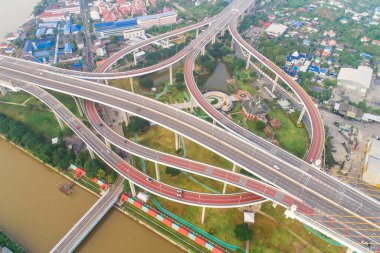 Bhumiphol Köprüsü 'nde 2,5 duman var. Bangkok' taki Chaopraya Nehri karadan geçiyor.