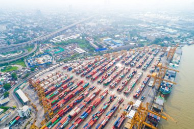 Nakliyat, ithalat, ihracat, lojistik ve ulaşım konularında çalışan vinç köprüsüne sahip konteyner kargo gemisi.